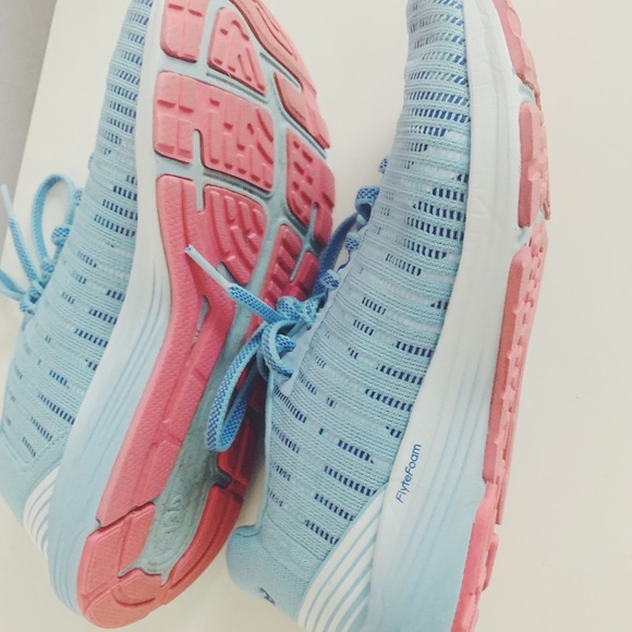 Women’s Flyte Foam Running Sneakers! - Picture 2 of 3